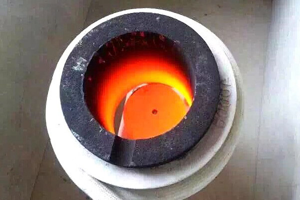 贵金属熔炼炉，它是一种采用中频蜜桃精品视频加热设备的环保熔