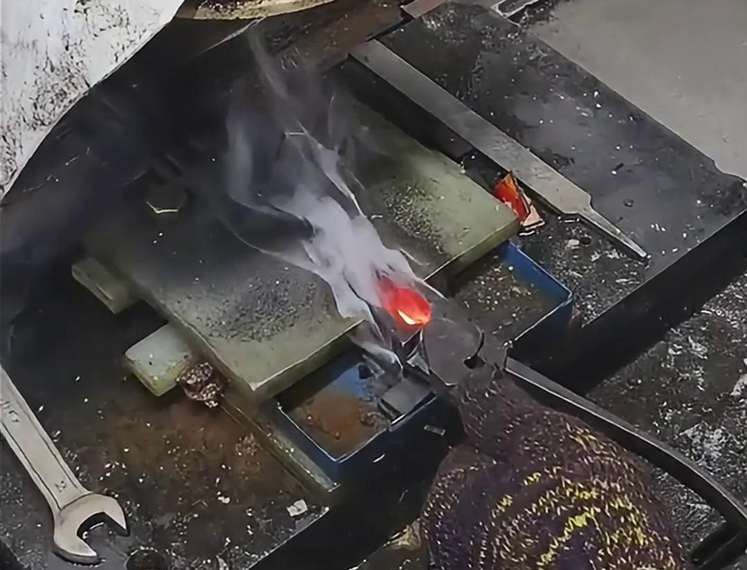 老虎钳口淬火就是使用高频淬火机快速加热，并在短时间