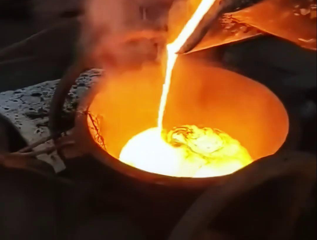中高频蜜桃精品视频熔炼炉的倒料操作处理和注意事项